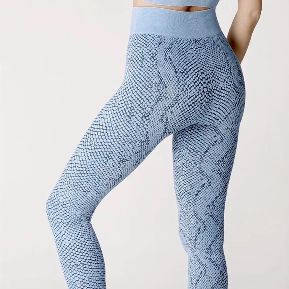 Seamless snake print leggings